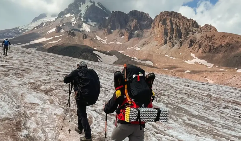 兩名健行者走在冬季雪地山徑上