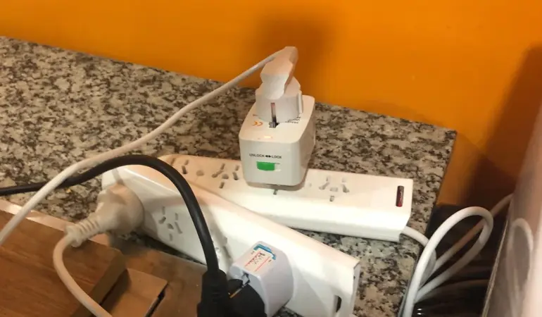 旅途中插座上使用的旅行轉接器
