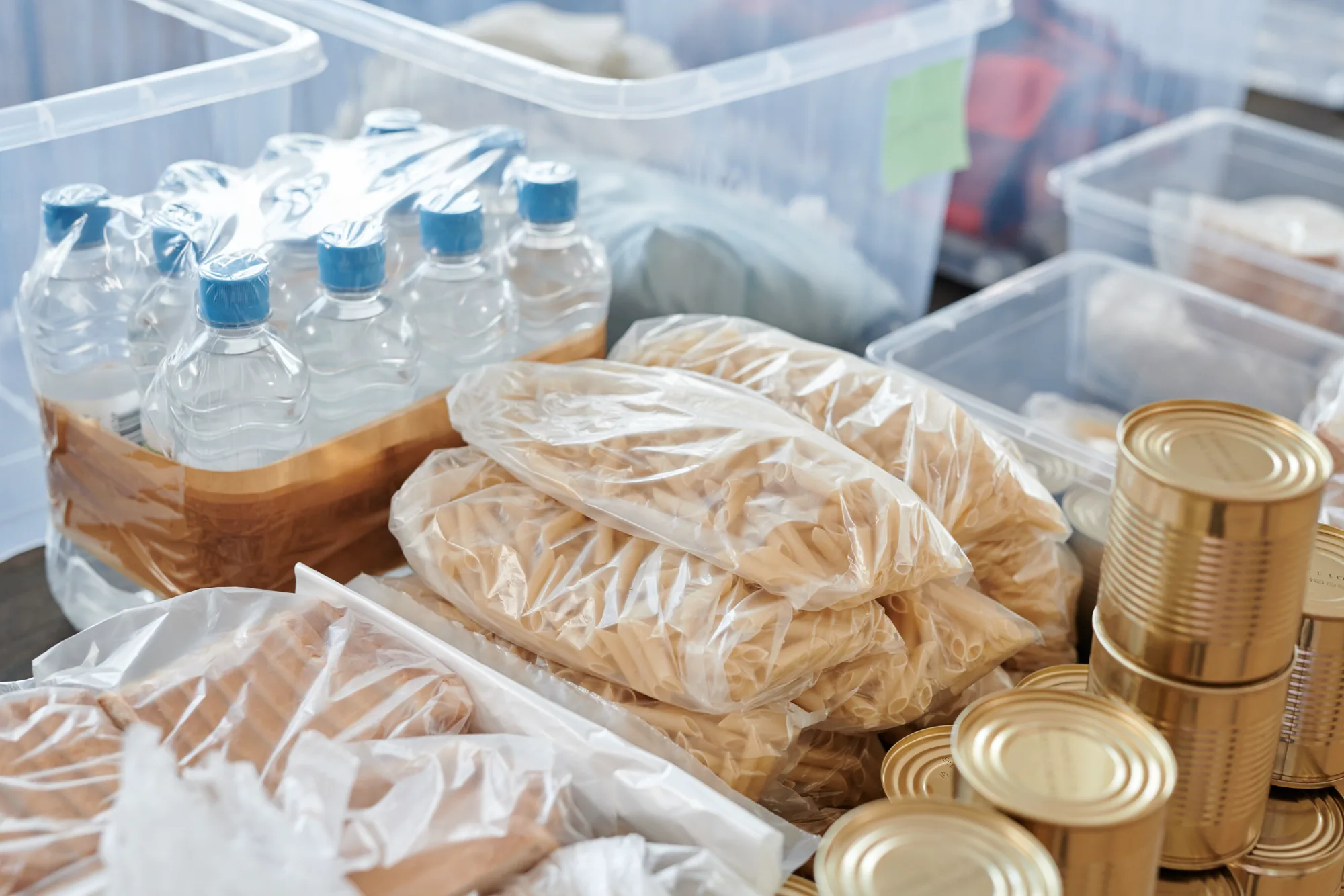 收納容器中的瓶裝水、保存食品與罐頭