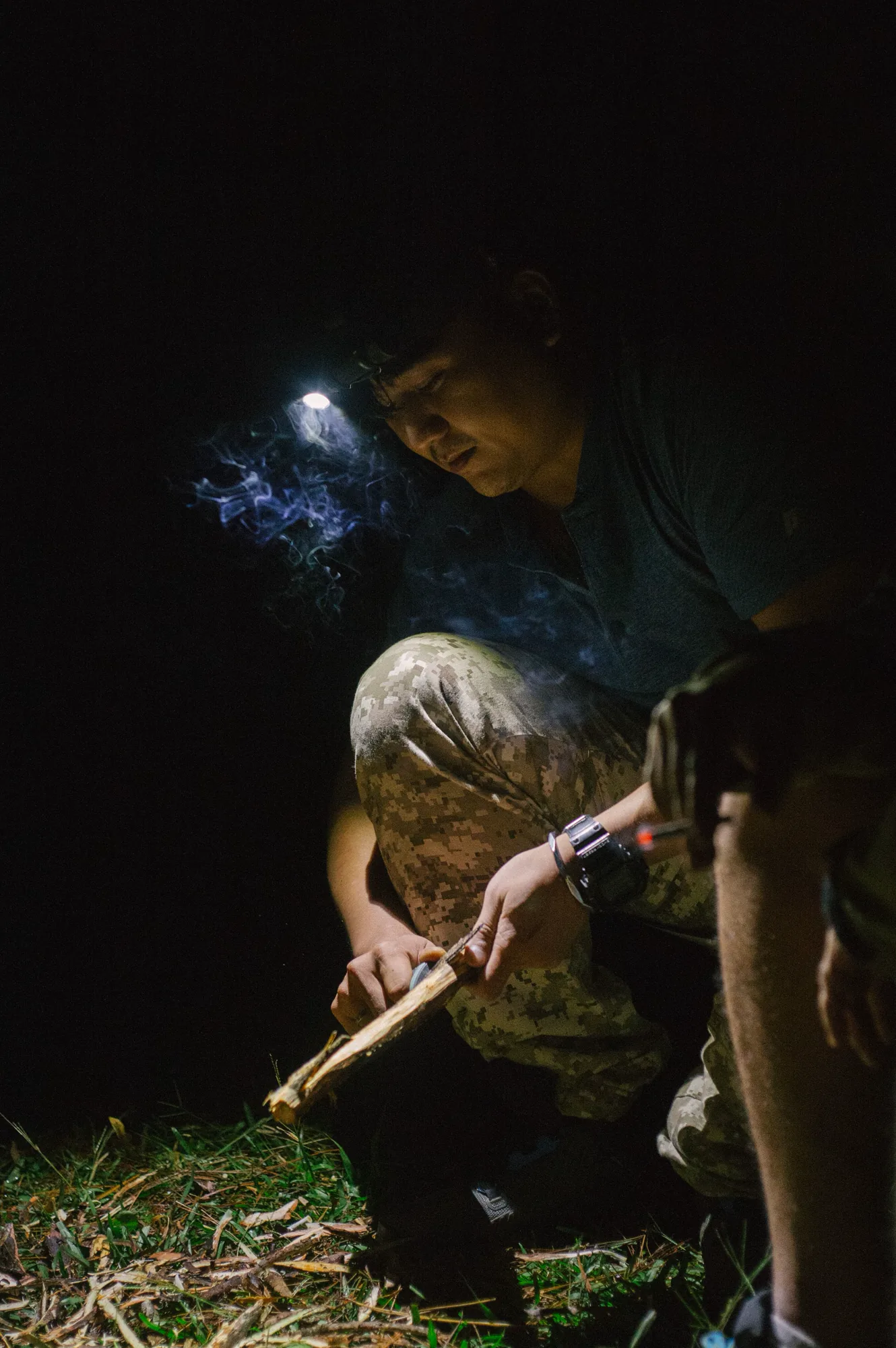 夜間戶外使用頭燈照明的情境