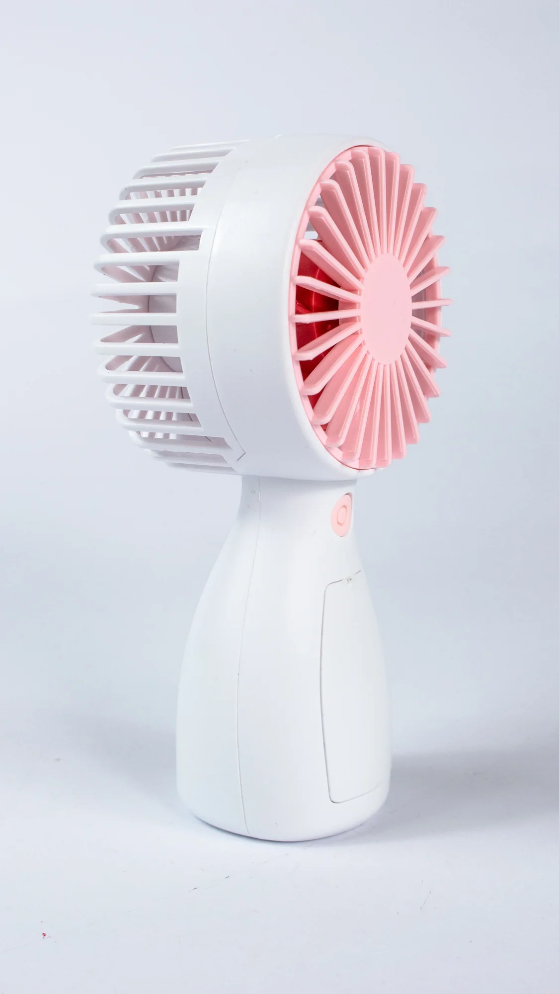 白色小型桌扇外觀近照，作為個人風扇示意