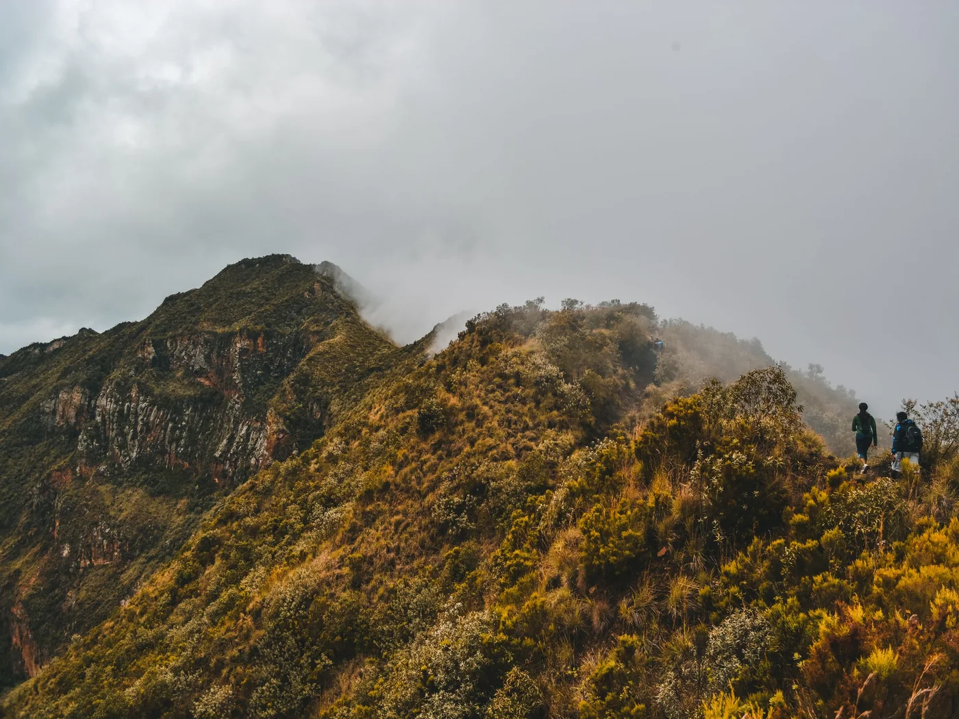 陰雲下的山稜與登山步道情境照片