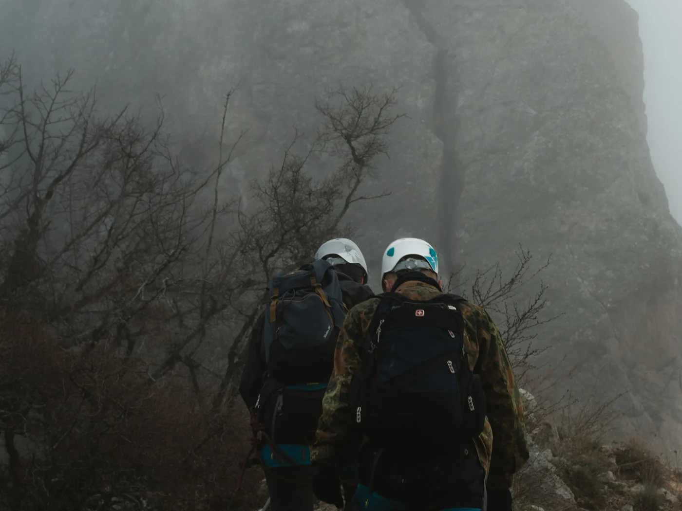 登山者在雲霧山徑行走的情境照片