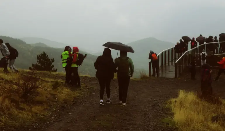 登山天氣查詢封面:下雨天行走步道的登山者