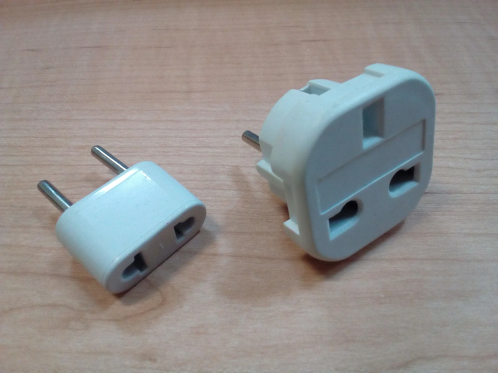 不同規格的交流電插頭轉接器