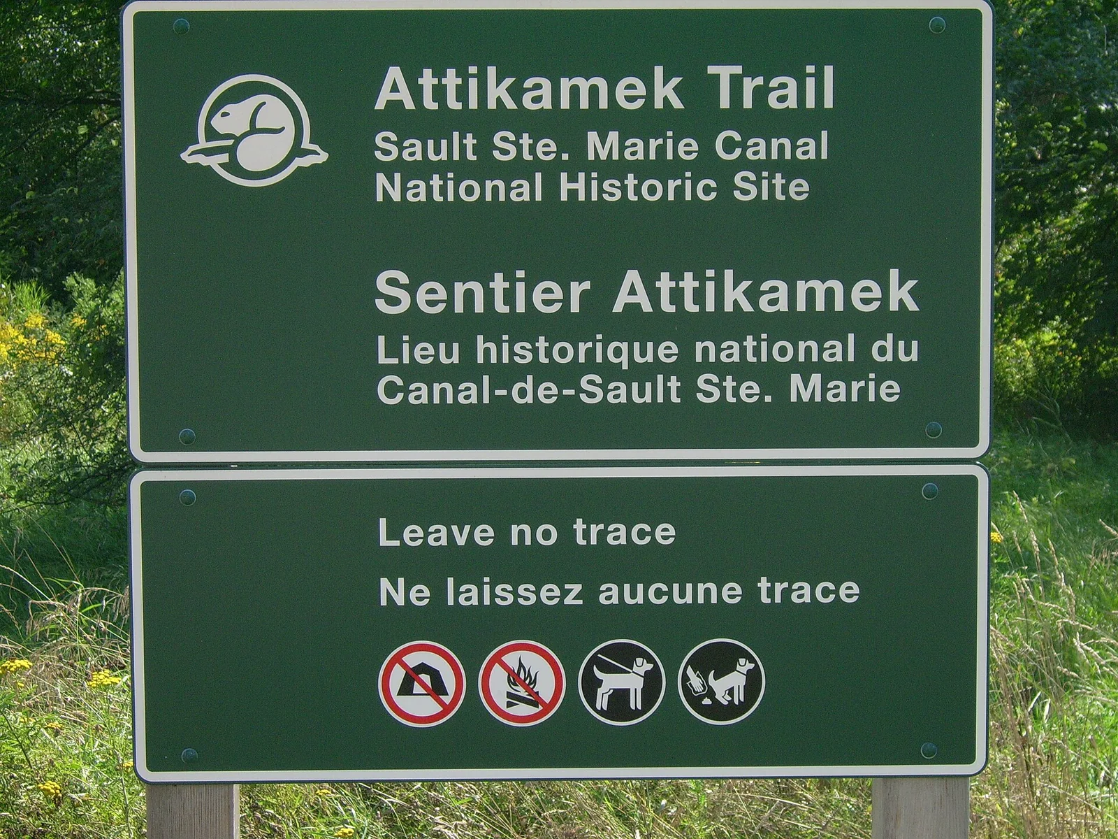 Attikamek 步道入口的路線與規範標示牌
