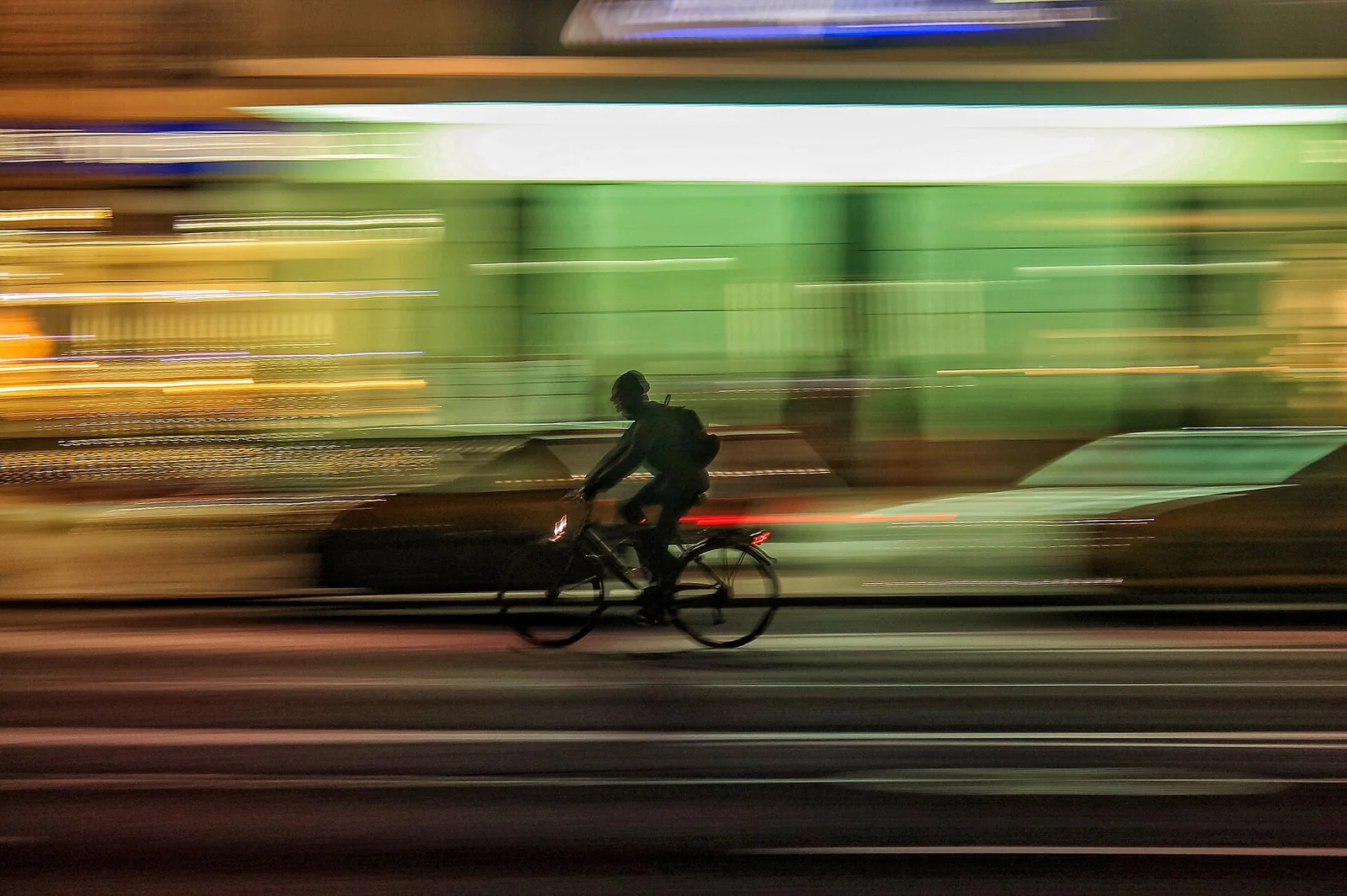 夜間騎自行車的人