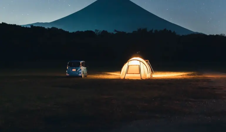 日本露營規劃封面:富士山前的夜間露營帳篷