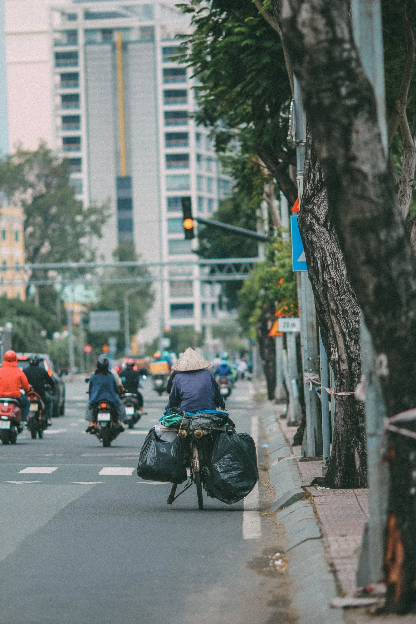 騎士在城市道路上騎乘載有行李的自行車
